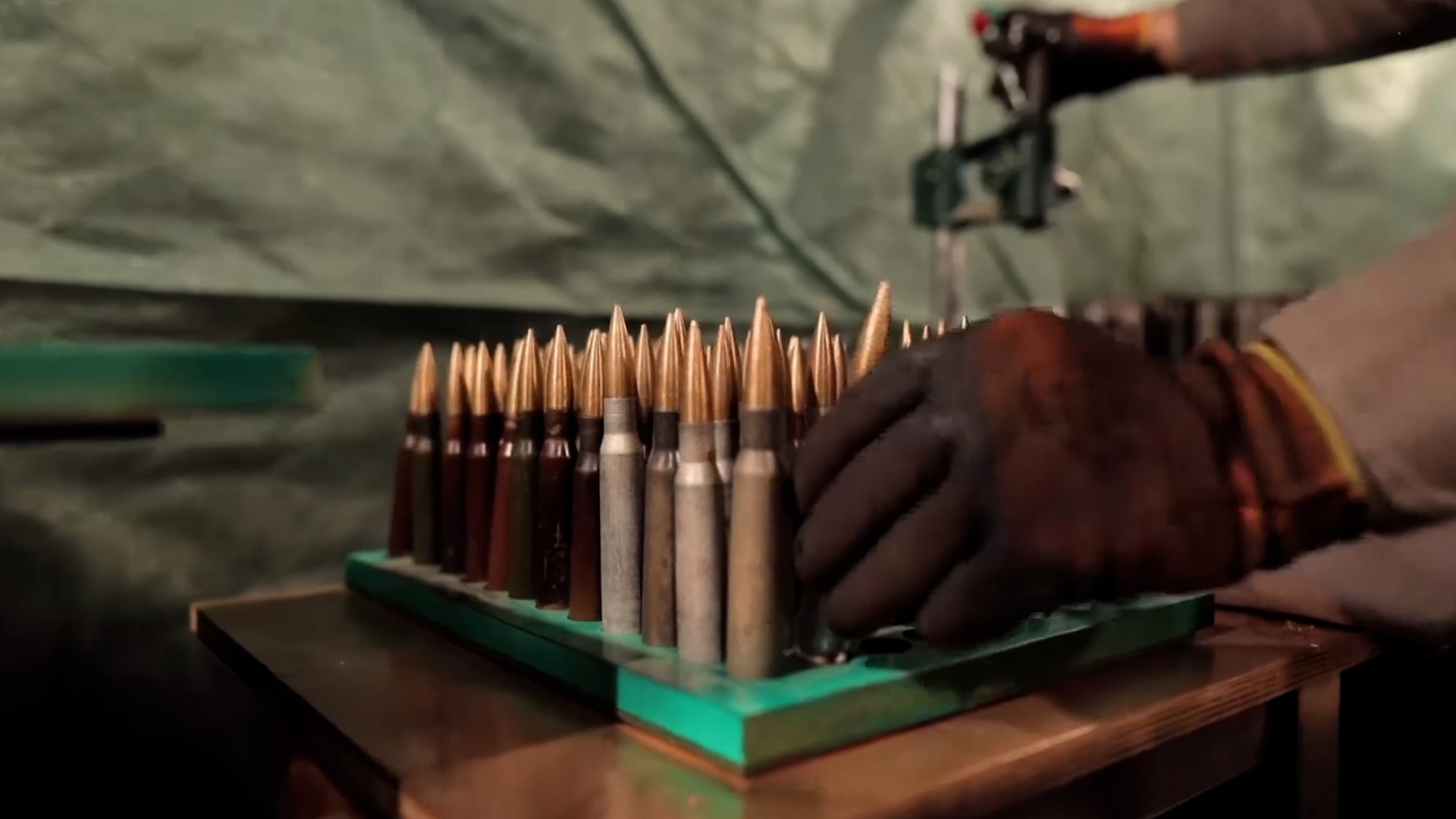 مشاهد من تصنيع القسام بندقية “الغول” والتدريب عليها | البرامج – البوكس نيوز