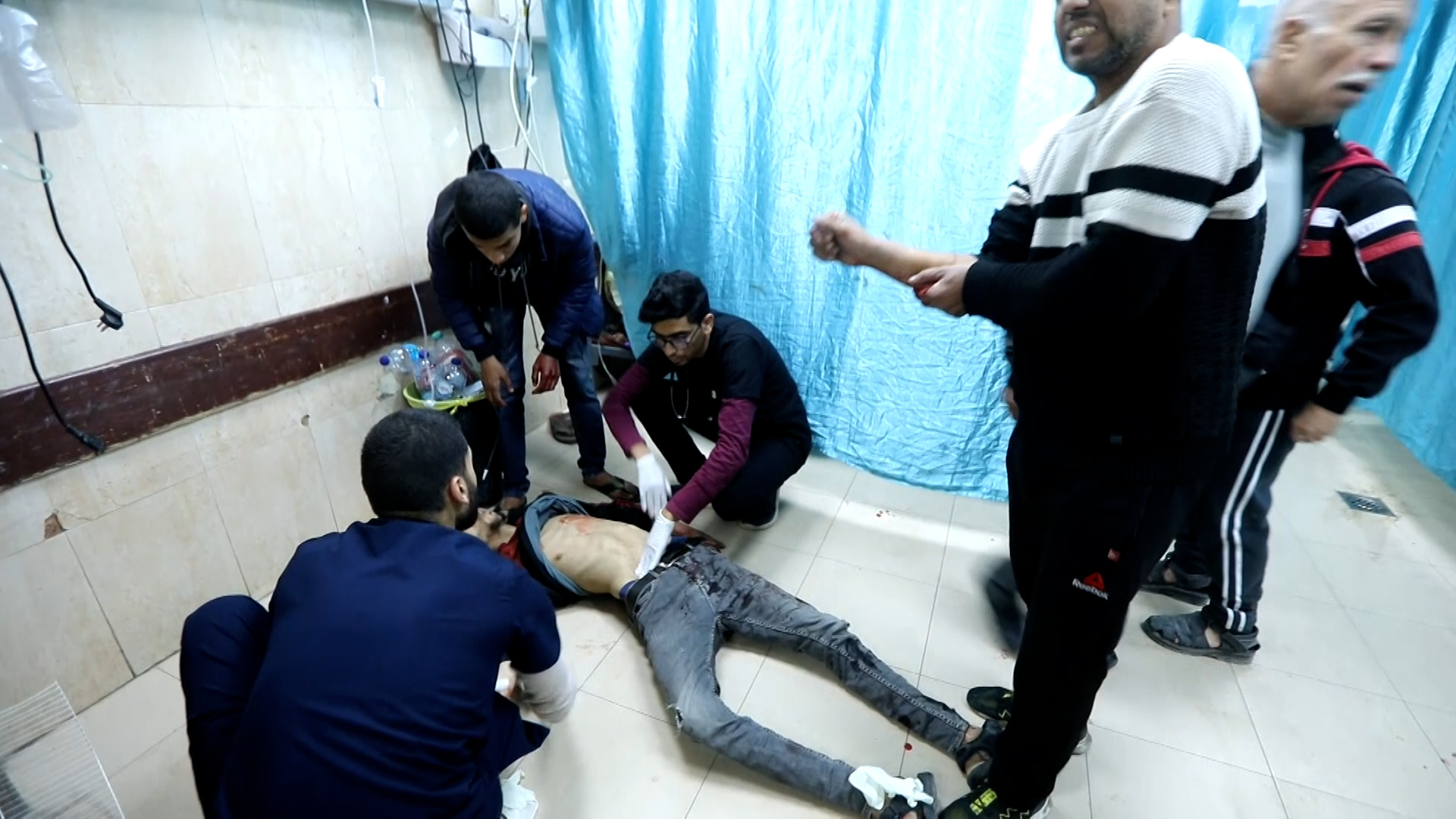 انتشال جرحى سقطوا في قصف إسرائيلي على مخيم البريج | التقارير الإخبارية – البوكس نيوز