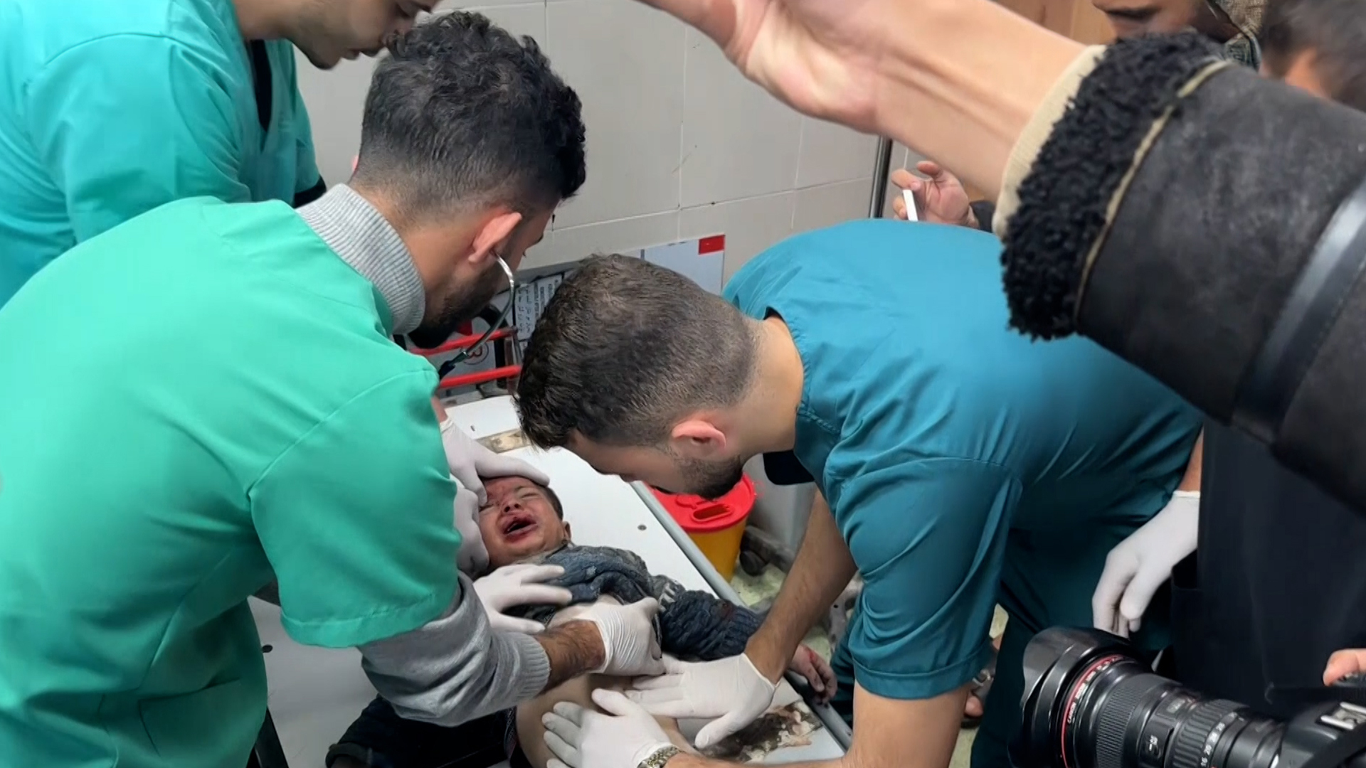 قصف إسرائيلي يستهدف منزلا قرب مستشفى ناصر بخان يونس | التقارير الإخبارية – البوكس نيوز