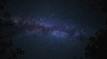 لماذا تبدو السماء مظلمة ليلا رغم عدد النجوم الهائل؟ | علوم – البوكس نيوز