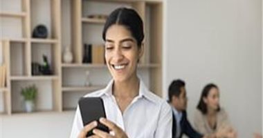 تكنولوجيا  – دراسة: السماح للموظفين باستخدام هواتفهم الذكية فى العمل يقلل التوتر
