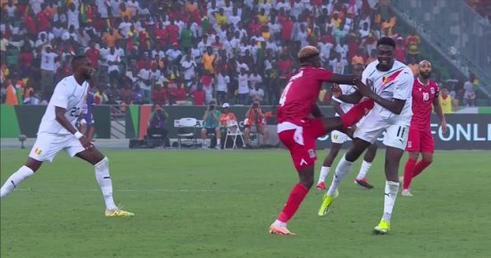 رياضة – طرد لاعب غينيا الاستوائية ضد غينيا فى الدقيقة 55 بأمم أفريقيا.. فيديو