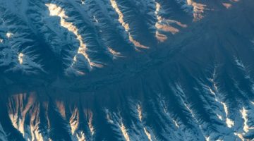 تكنولوجيا  – رائدة فضاء تشارك صورًا مذهلة لظاهرة Alpenglow من المحطة الدولية
