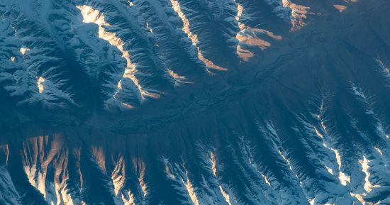 تكنولوجيا  – رائدة فضاء تشارك صورًا مذهلة لظاهرة Alpenglow من المحطة الدولية