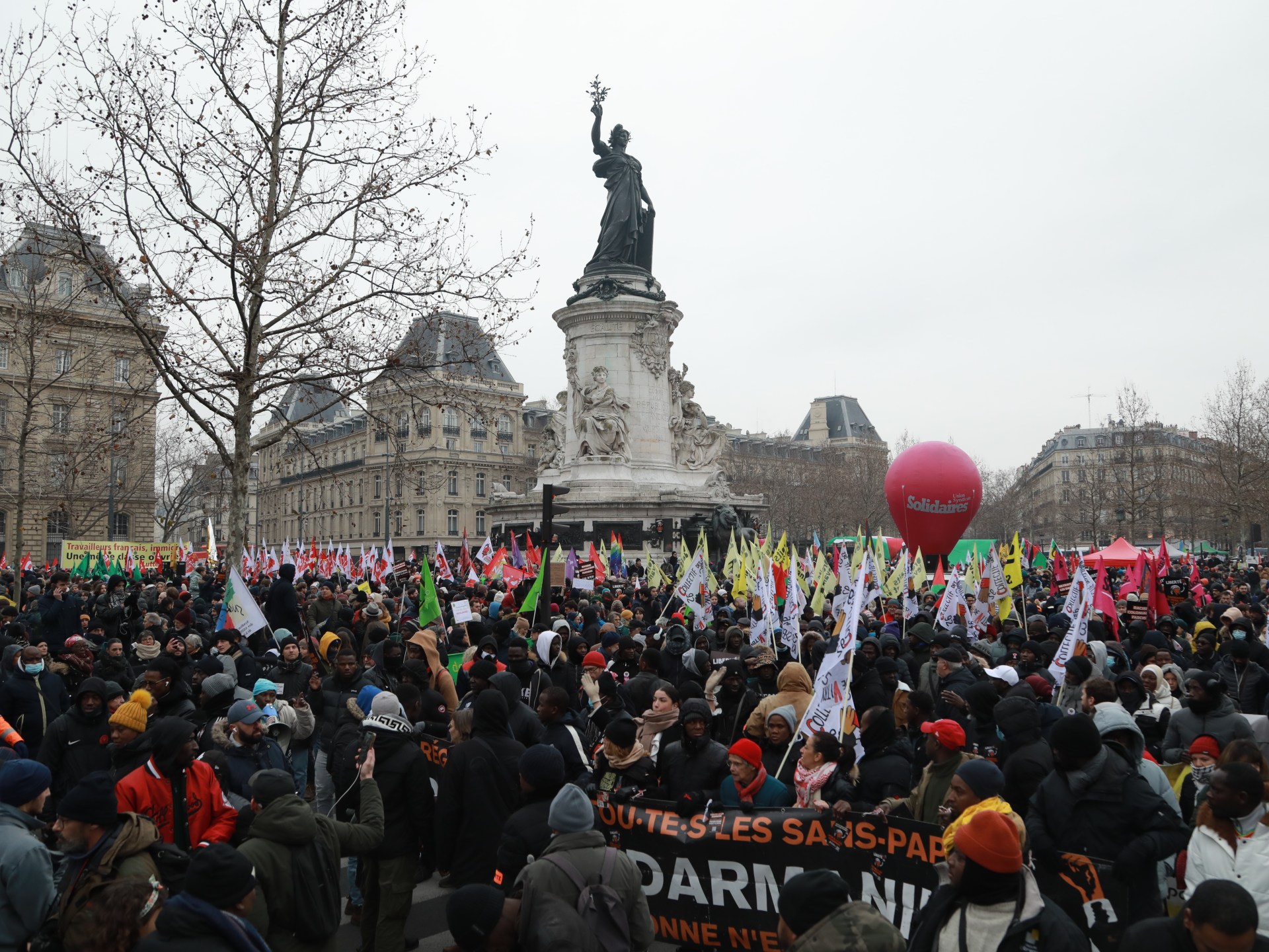 الآلاف يتظاهرون في فرنسا ضد قانون الهجرة الجديد | أخبار – البوكس نيوز