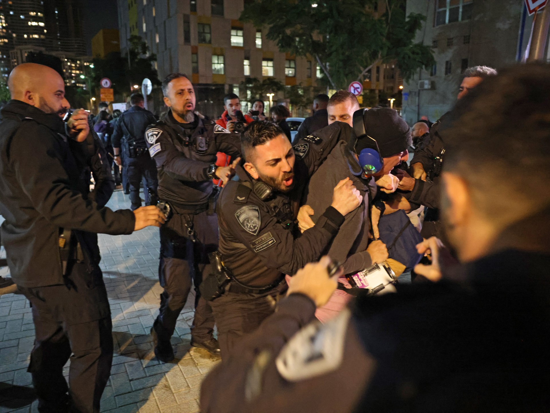 الشرطة الإسرائيلية تفرق بالقوة مظاهرة بتل أبيب تدعو لإنهاء الحرب | أخبار – البوكس نيوز