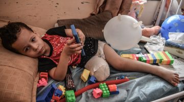 “إنقاذ الطفولة”: نحو 10 أطفال يفقدون سيقانهم يوميا بغزة | أخبار – البوكس نيوز