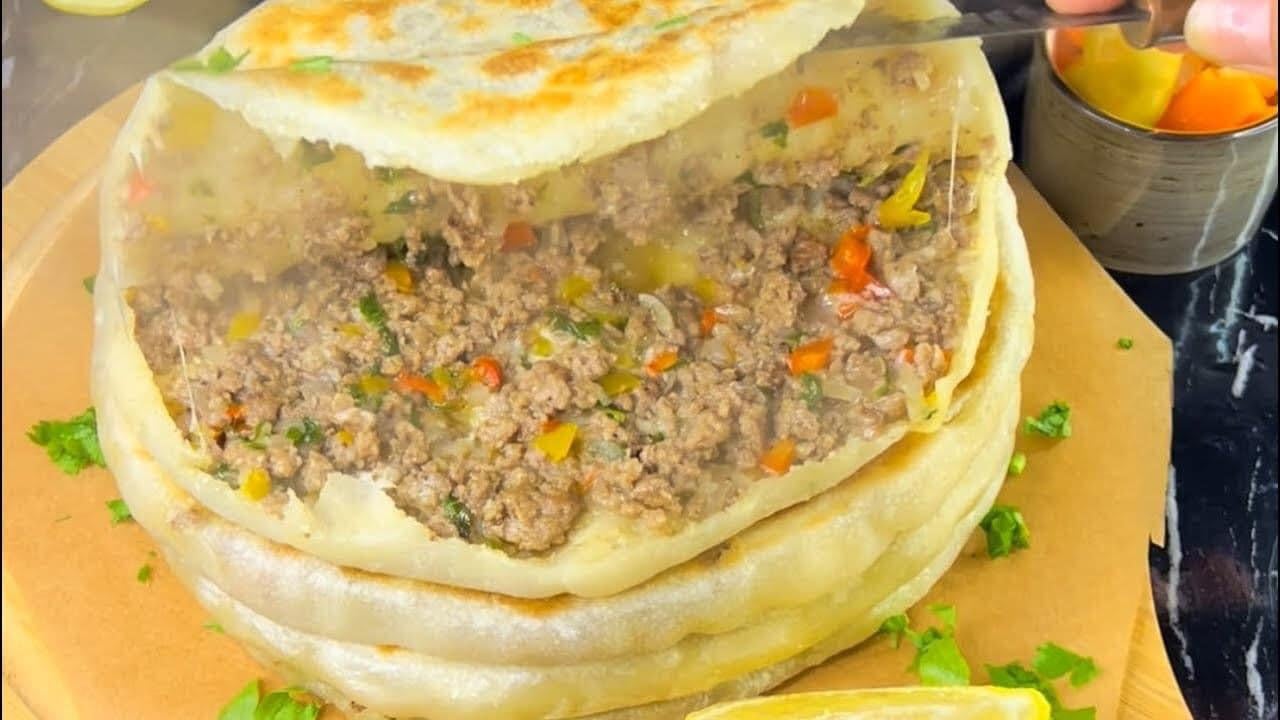 كفاية وجبات تقليدية.. طريقة عمل فطائر الطاسة باللحم المفروم.. غداء سريع وعلى قد الإيد