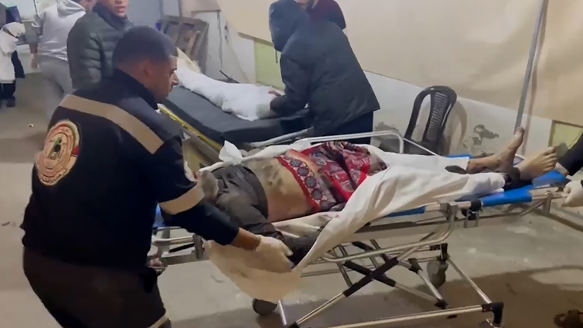 إسعاف جرحى سقطوا في قصف إسرائيلي لشقة سكنية في رفح | التقارير الإخبارية – البوكس نيوز