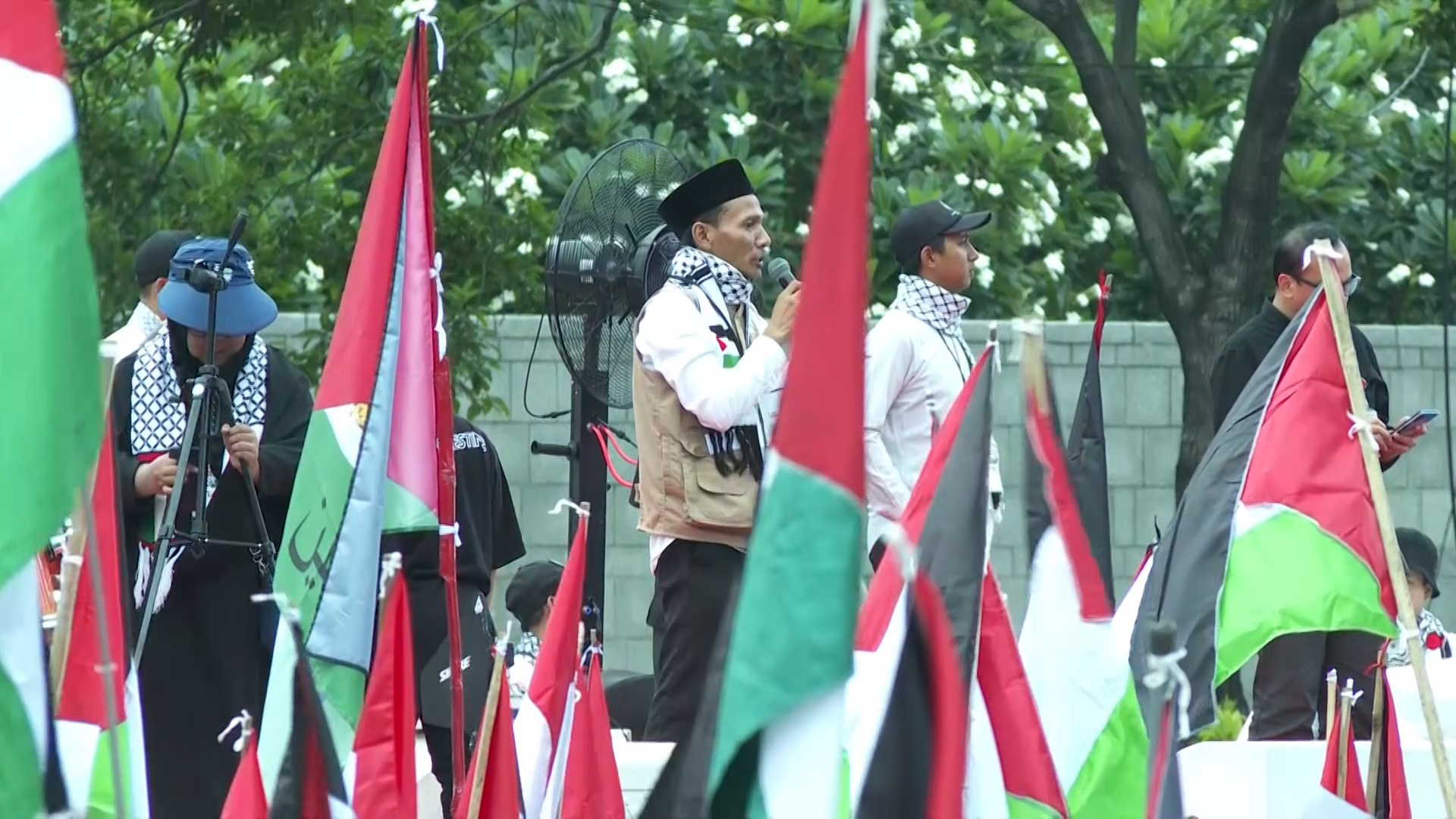 مظاهرة أمام السفارة الأميركية في جاكرتا للتنديد بالحرب على غزة | البرامج – البوكس نيوز