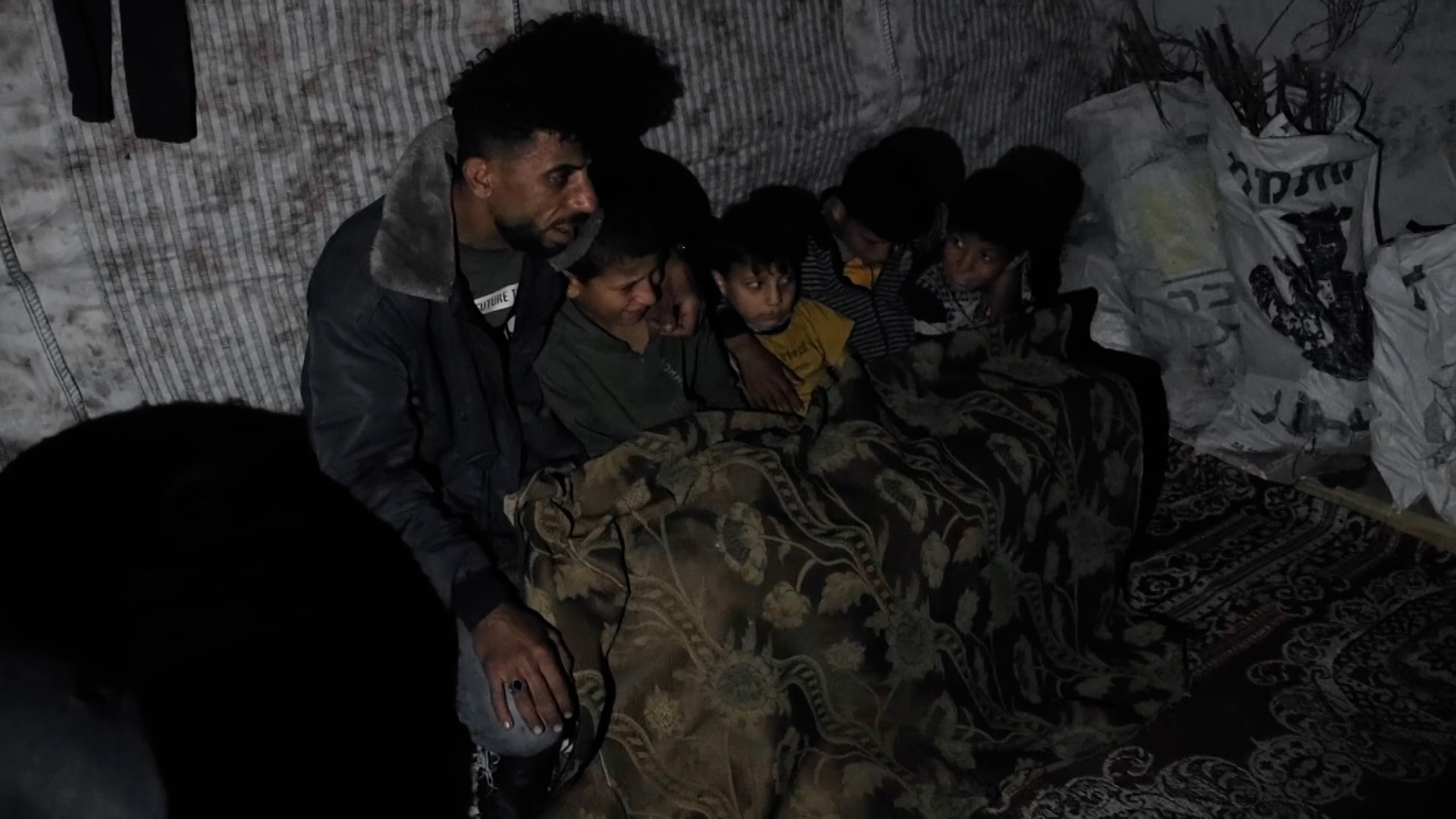 الشتاء يضاعف معاناة النازحين في مخيمات الإيواء بقطاع غزة | البرامج – البوكس نيوز