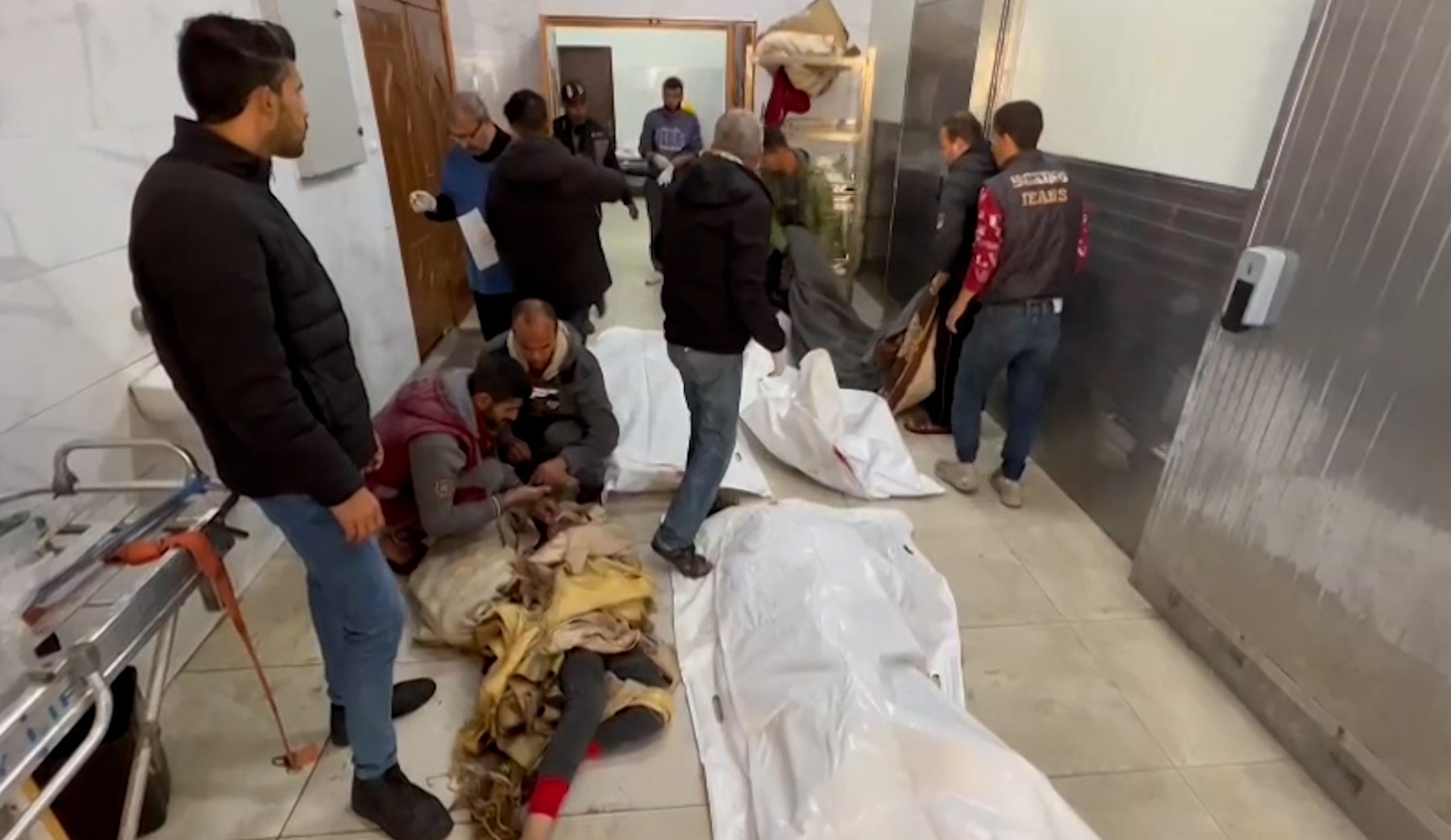 مستشفى ناصر يستقبل جثث شهداء سقطوا بقصف لحي الأمل بخان يونس | التقارير الإخبارية – البوكس نيوز