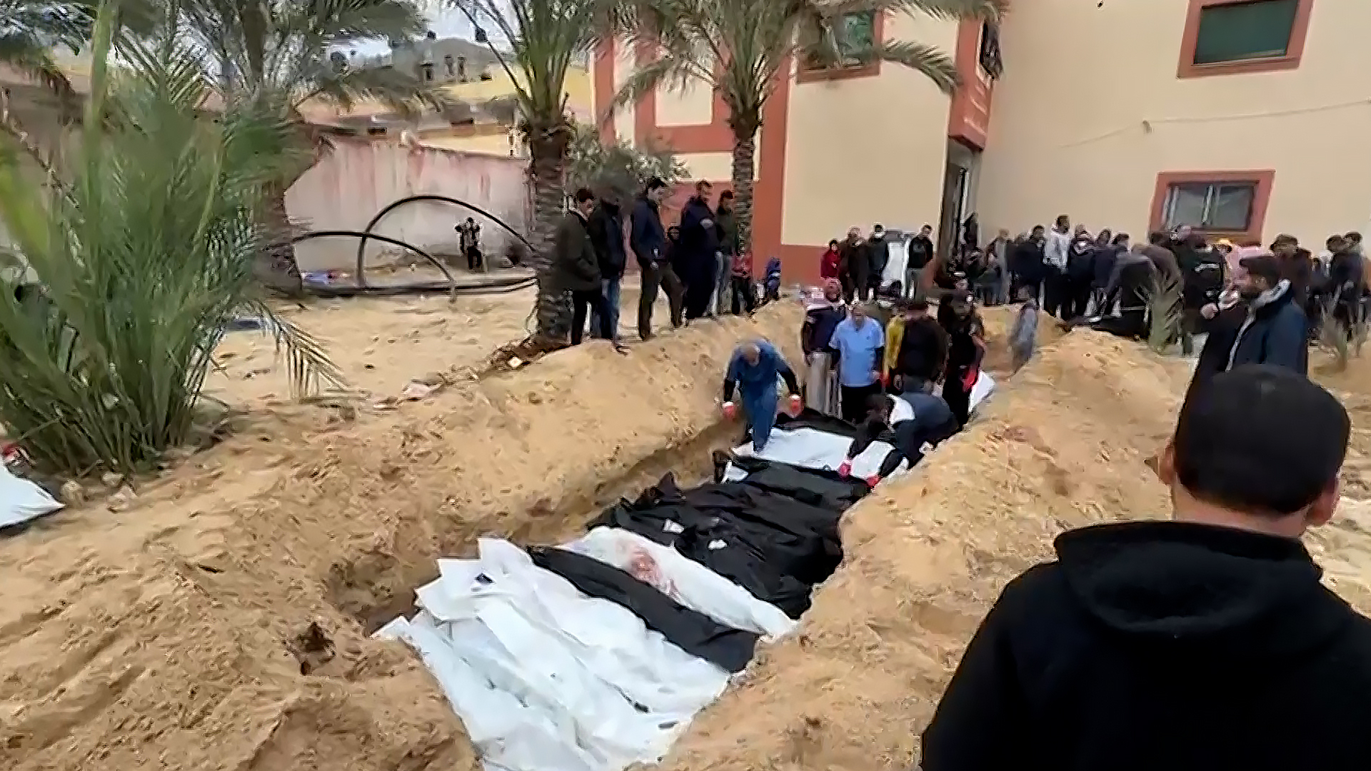 دفن 35 شهيدا بمقابر جماعية داخل مجمع ناصر الطبي في خان يونس | البرامج – البوكس نيوز