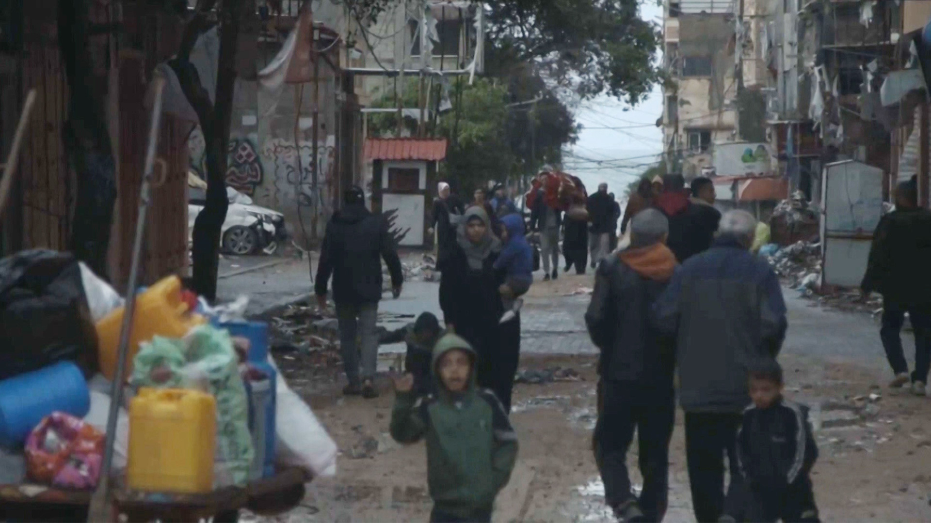 أهالي مخيم الشاطئ يبحثون عن ملاذ آمن بعد قصف الاحتلال منازلهم | البرامج – البوكس نيوز