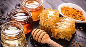 وصفات شمع العسل للوجه.. هل يسبب تفتيح البشرة وسد المسام أولا؟
