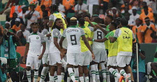 رياضة – نيجيريا تتسلح بثلاث ألقاب لعبور أنجولا للمربع الذهبى بأمم أفريقيا