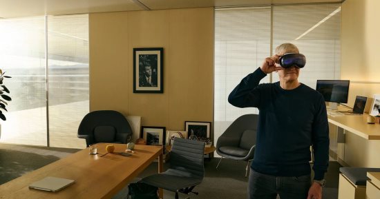 تكنولوجيا  – بالصور.. تيم كوك يضع سماعة Apple Vision Pro