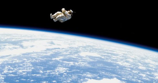 تكنولوجيا  – زى النهارده.. إلقاء بدلة فى الفضاء ودورانها حول الأرض مرتين