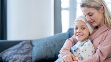 كيف يمكن للعائلة تقديم الدعم النفسي للطفل المصاب السرطان؟ | مرأة – البوكس نيوز