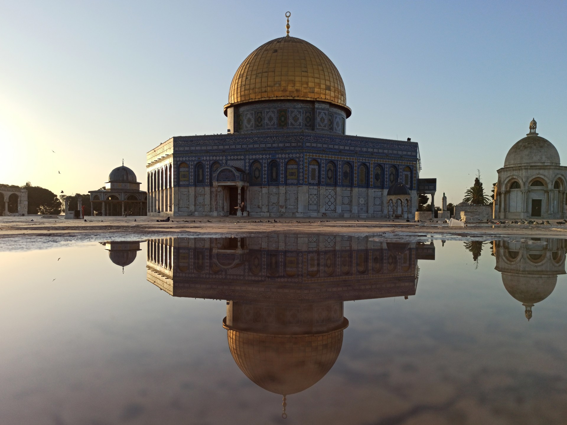 صور تريح النفس.. انعكاسات معالم المسجد الأقصى على مياه الأمطار | القدس – البوكس نيوز