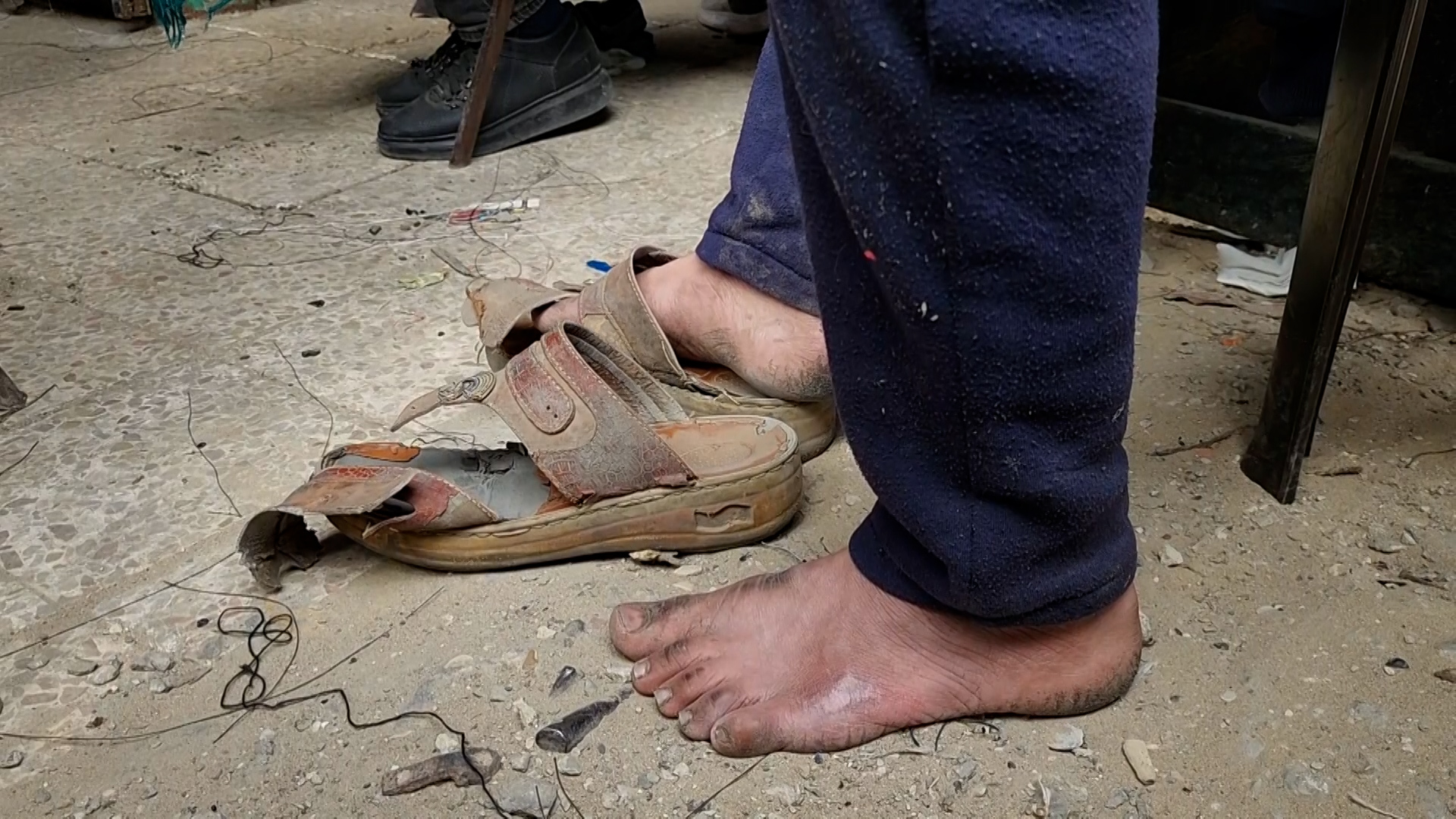 النزوح على عجالة يجبر الفلسطينيين على السير بأحذية ممزقة | البرامج – البوكس نيوز