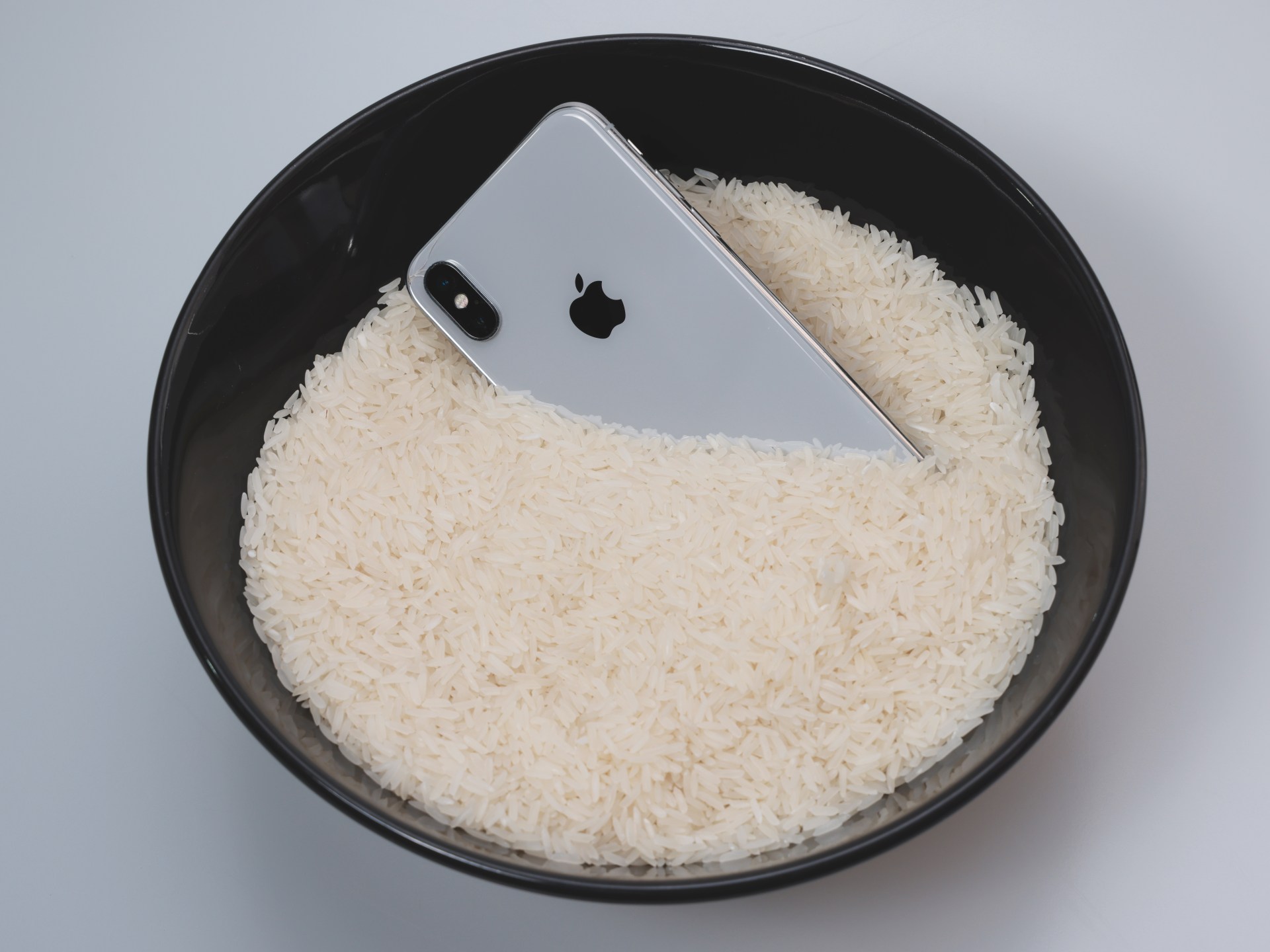 تحذير من آبل: لا تستخدم الأرز لتجفيف الآيفون من الماء | تكنولوجيا – البوكس نيوز