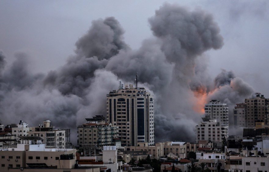 غزة .. قصف وغارات وآمال هدنة