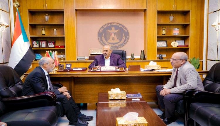 الرئيس الزُبيدي يلتقي رئيس الكتلة الجنوبية في البرلمان فؤاد عبيد واكد