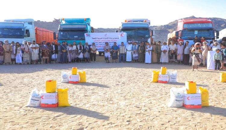 الهلال الأحمر الإماراتي يوزع مساعدات غذائية لأهالي مديرية حريب بمأرب