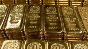 الذهب ينخفض مع ارتفاع الدولار لكنه يتجه لتسجيل مكسب أسبوعي
