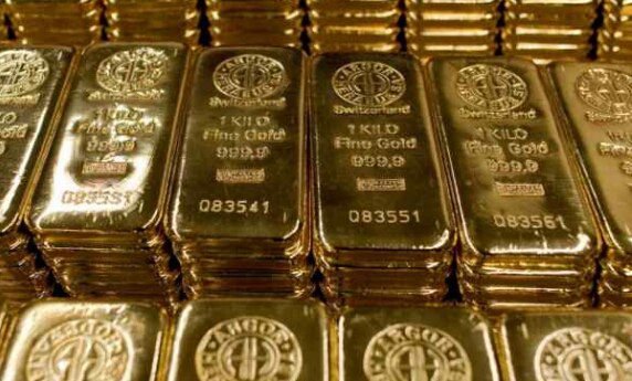 الذهب ينخفض مع ارتفاع الدولار لكنه يتجه لتسجيل مكسب أسبوعي