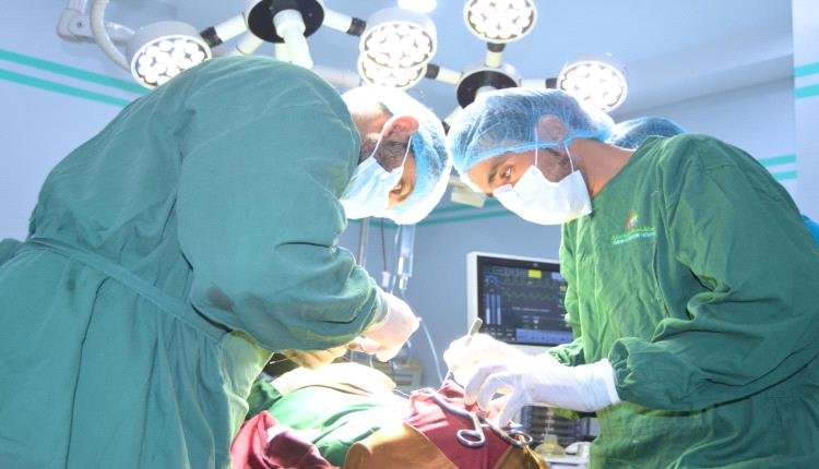 الدكتور محمد الكميتي ينجح في إجراء عملية جراحية نوعية لطفلة تبلغ من العمر عام واحد