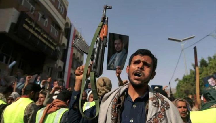 مليشيا الحوثي تفرض الاستماع لخطاب زعيمها في القطاعات الحكومية والخاصة