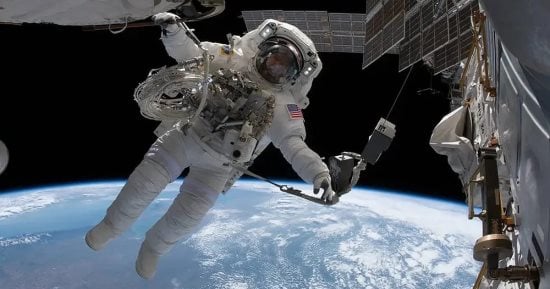 تكنولوجيا  – ناسا ستأخذ أول رائد فضاء غير أمريكى إلى القمر 2026