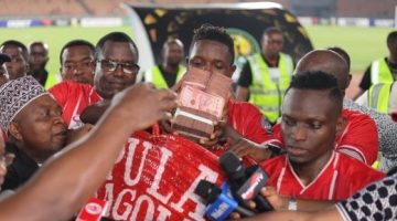 رياضة – رئيسة تنزانيا توزع مكافأة التأهل الأفريقى على لاعبى سيمبا فى أرض الملعب
