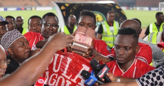 رياضة – رئيسة تنزانيا توزع مكافأة التأهل الأفريقى على لاعبى سيمبا فى أرض الملعب