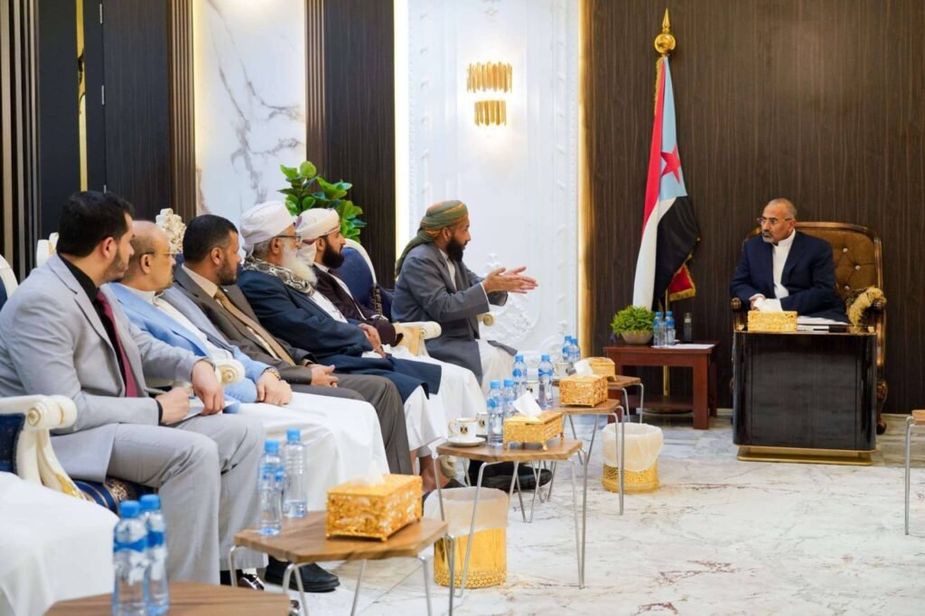 الرئيس عيدروس يلتقي بالعاصمة عدن قيادة وزارة الأوقاف والإرشاد