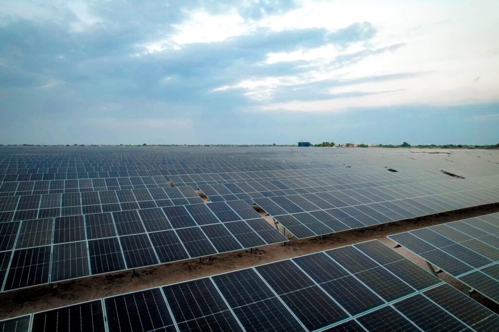 محطة الطاقة الشمسية الإماراتية في العاصمة عدن مشروع استراتيجي للطاقة النظيفة
