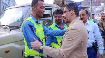رئيس الوزراء يزور عدد من النقاط الأمنية ورجال المرور في عدن للاطلاع على سير أعمالهم