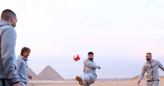 رياضة – مانشستر سيتي يحتفل بمهارات نجومه الكروات في الأهرامات قبل مواجهة مصر
