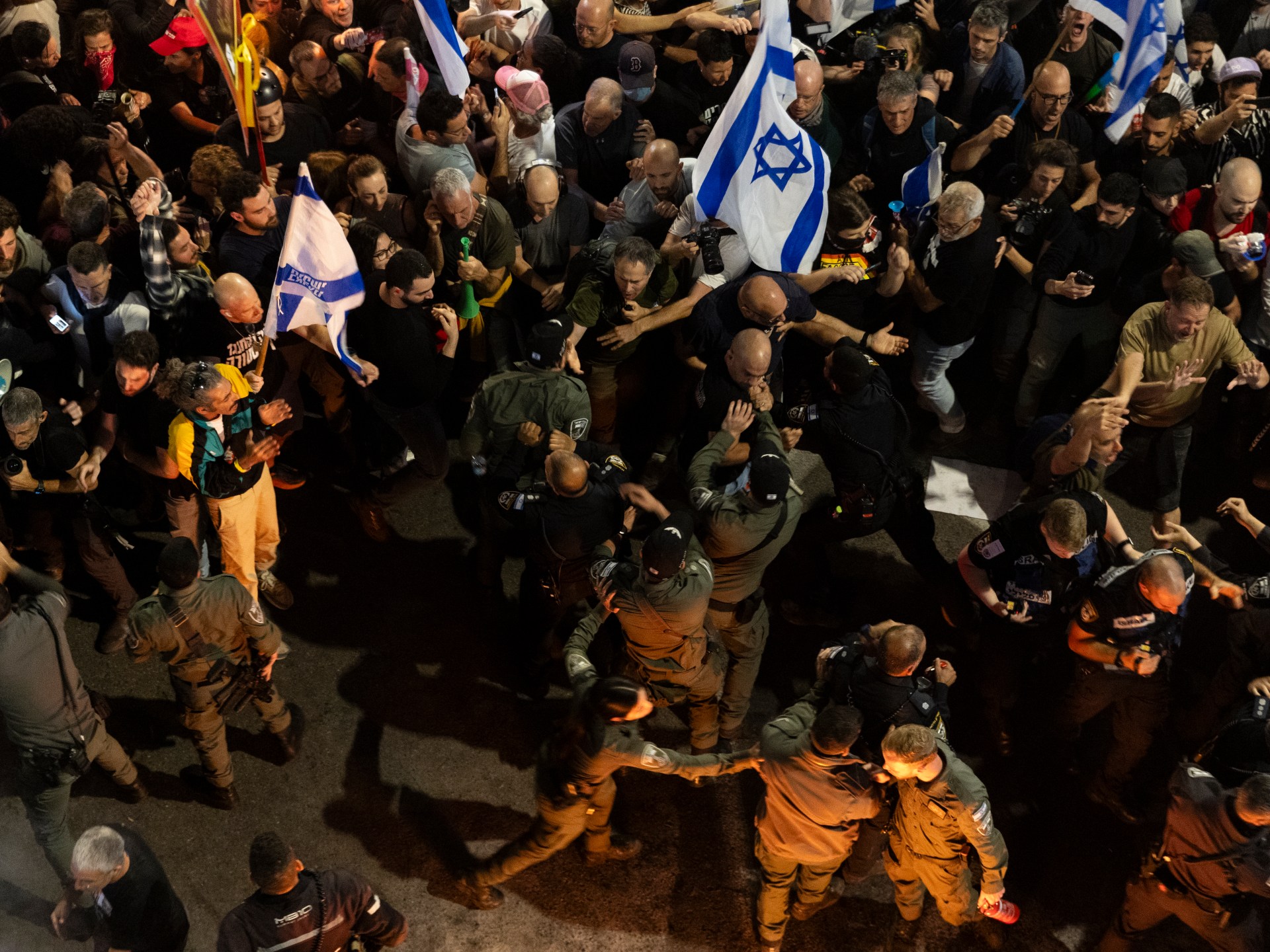 آلاف الإسرائيليين يتظاهرون للمطالبة بصفقة تبادل وإسقاط الحكومة | أخبار – البوكس نيوز