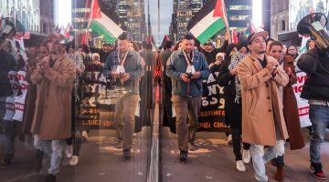 متظاهرون يقتحمون مقر صحيفة نيويورك تايمز احتجاجا على انحيازها لإسرائيل | أخبار – البوكس نيوز