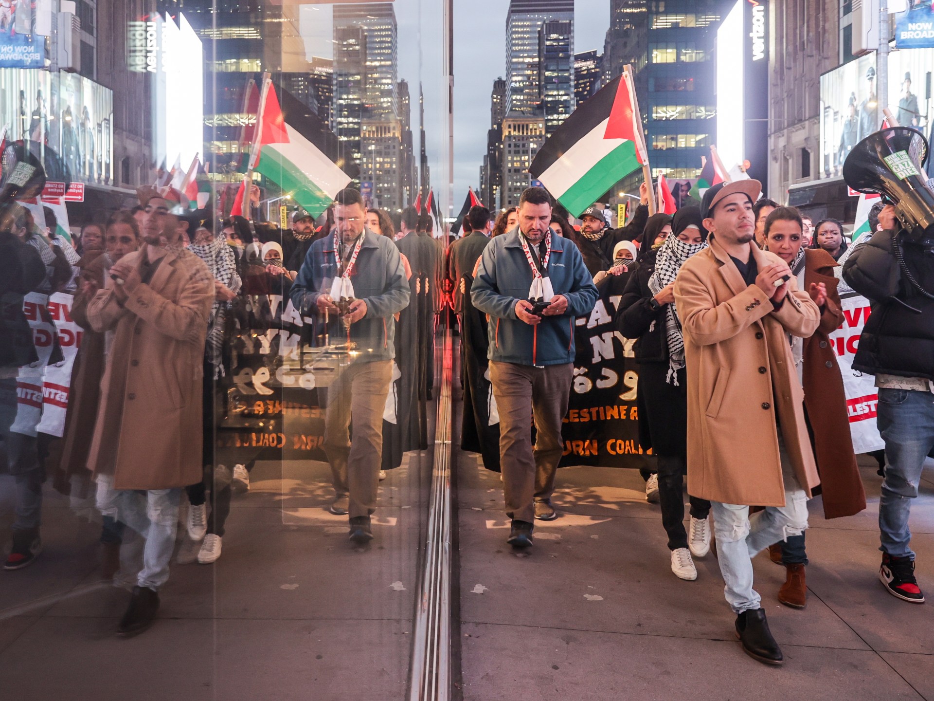 متظاهرون يقتحمون مقر صحيفة نيويورك تايمز احتجاجا على انحيازها لإسرائيل | أخبار – البوكس نيوز