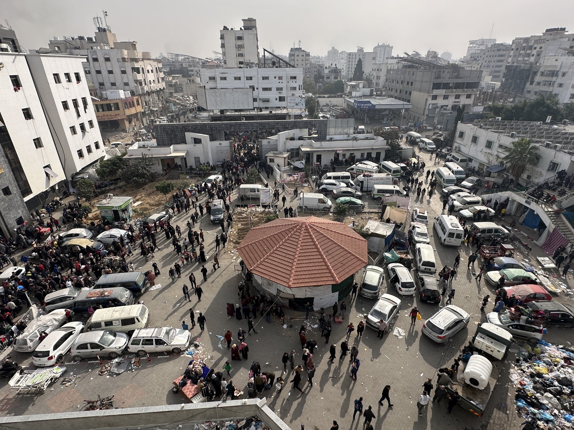 الاحتلال يروع النازحين بمجمع الشفاء ويفجر أحد مبانيه | أخبار – البوكس نيوز