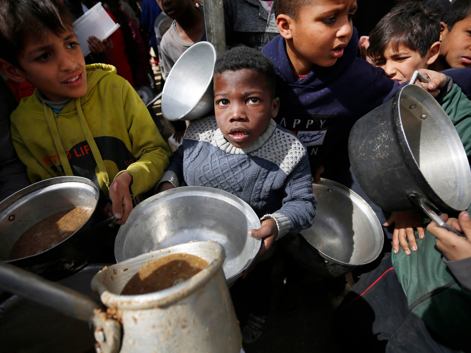 الجوع يفتك بأطفال غزة وبقية ضحايا مجزرة الطحين لا يزالون على الشاطئ | أخبار – البوكس نيوز