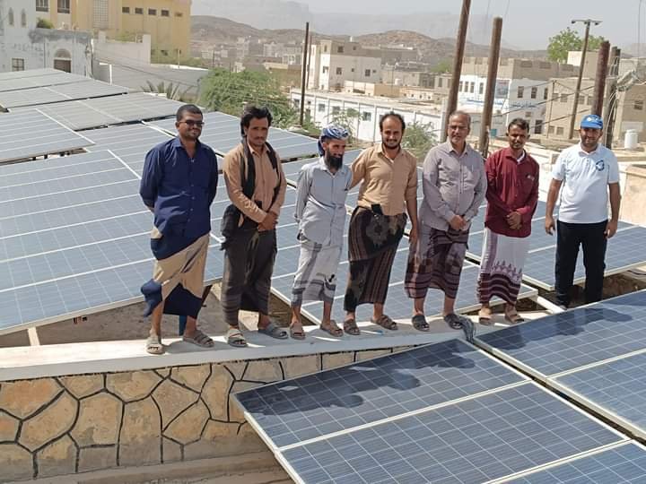 بتكلفة 63 مليون . بن مسلم يدشن عملية التشغيل التجريبي لمشروع الطاقة الشمسية لمركز غسيل الكلى بعزان شبوة 