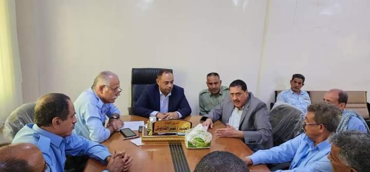 مدير أمن العاصمة عدن يتفقد مصلحة الهجرة والجوازات ويوجه بالتعاون مع المواطنين.