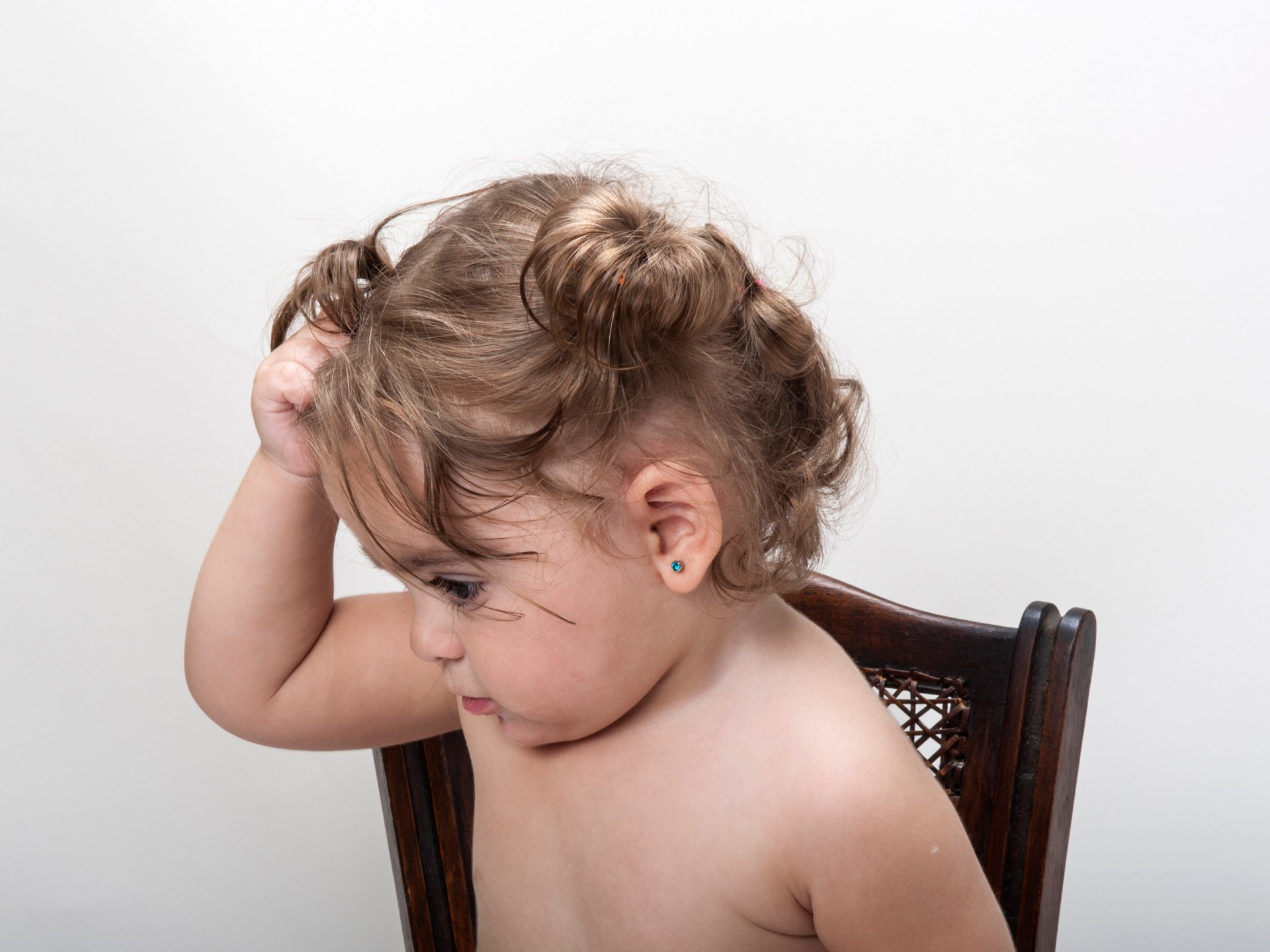 لماذا يشد طفلك شعره دون مقدمات؟ | مرأة – البوكس نيوز