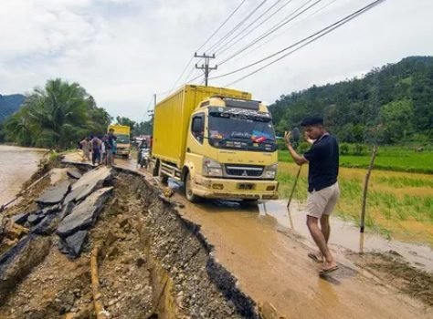 حصيلة الفيضانات بجزيرة سومطرة الإندونيسية 26 قتيلا