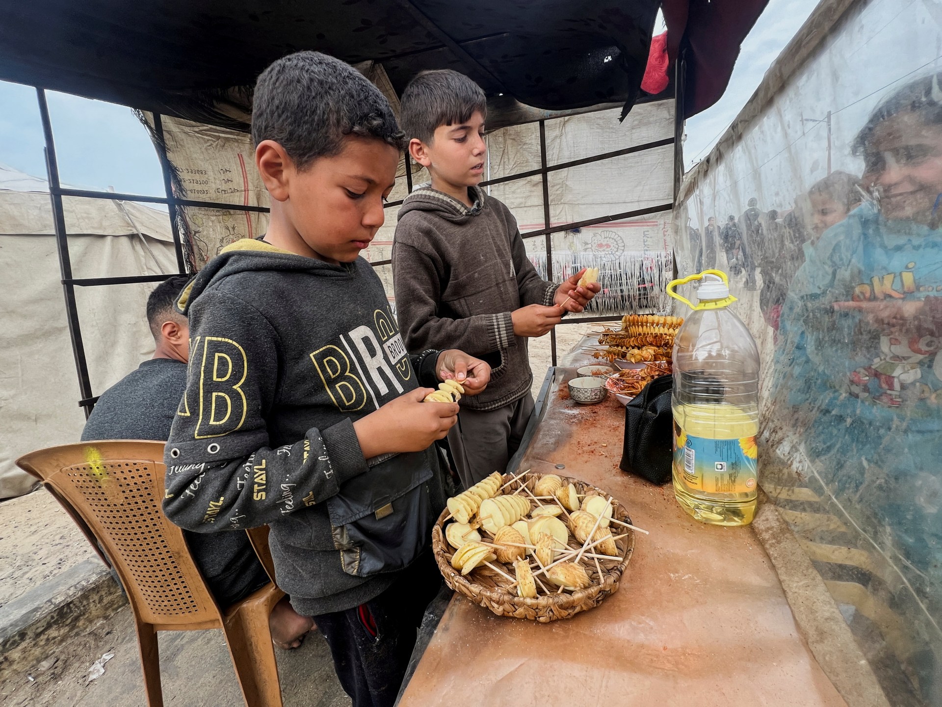 بطاطس فاسدة.. طعام أطفال غزة “المحظوظين” للبقاء على قيد الحياة | أسلوب حياة – البوكس نيوز